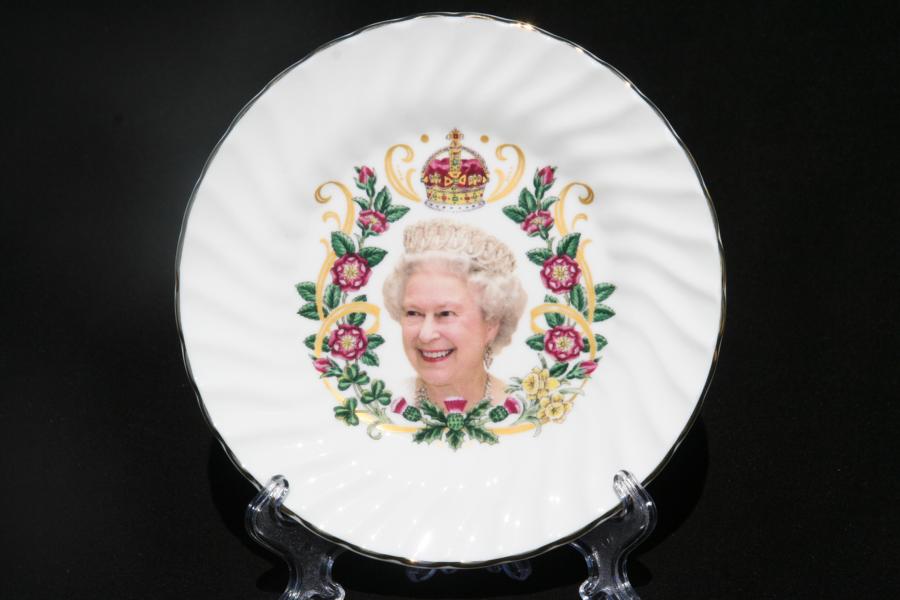 Queen Coronation 6" Display Plate - Click Image to Close