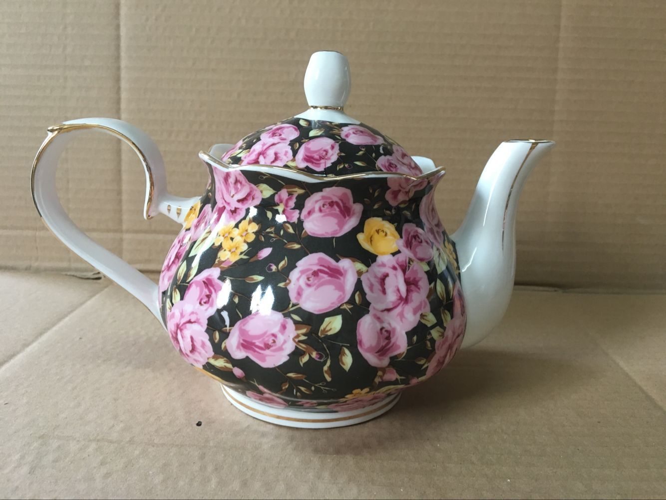 Midnight Rose Garden 4 cup teapot Midnight Rose Garden 4 cup teapot
