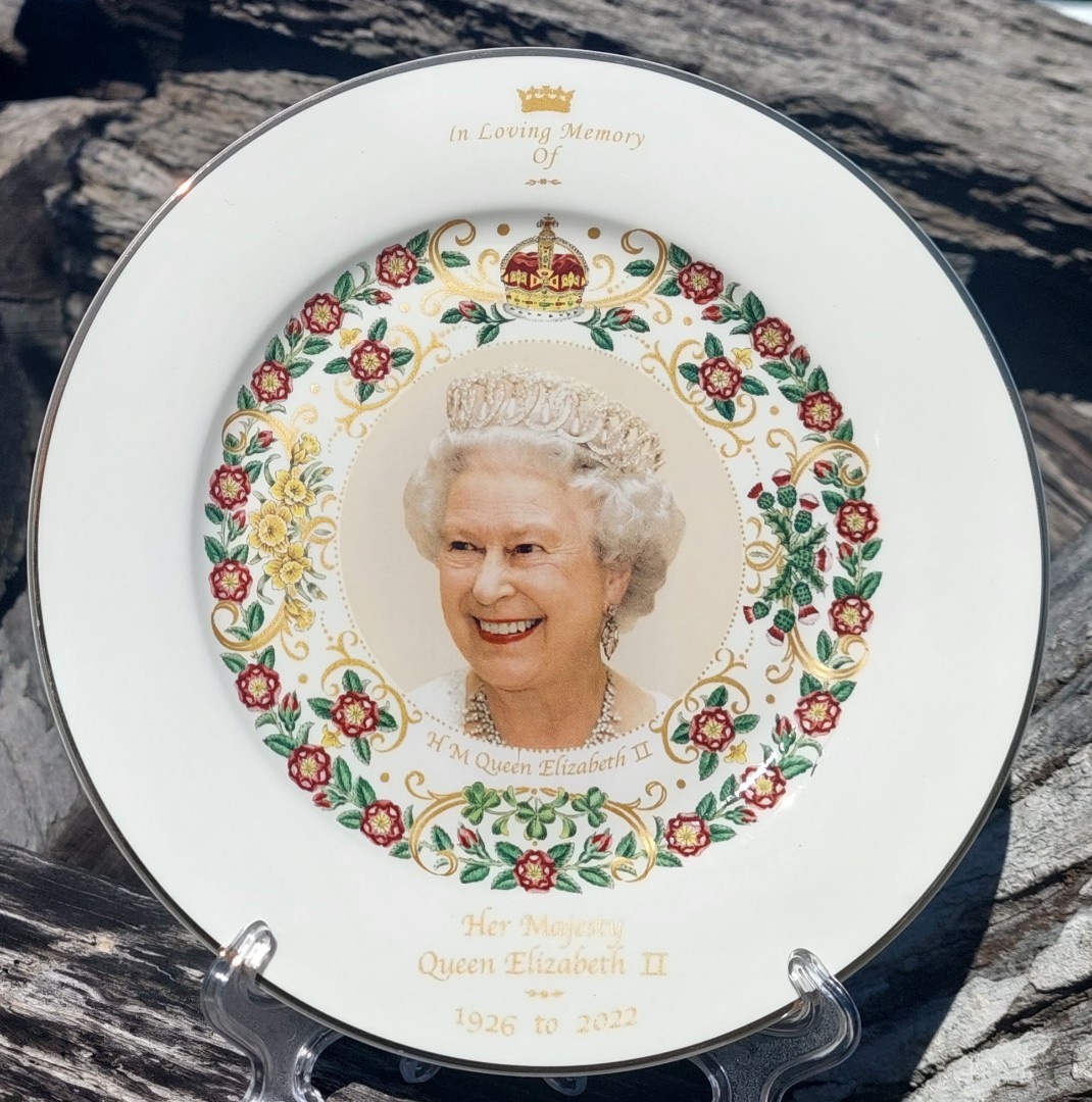 Queen In Loving Memory 7.5in Display Plate (Custom)